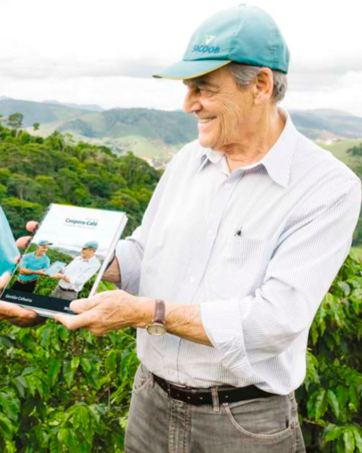 Nayme José de Sales em meio a lavoura de café em foto comercial para revista da coperativa de café.